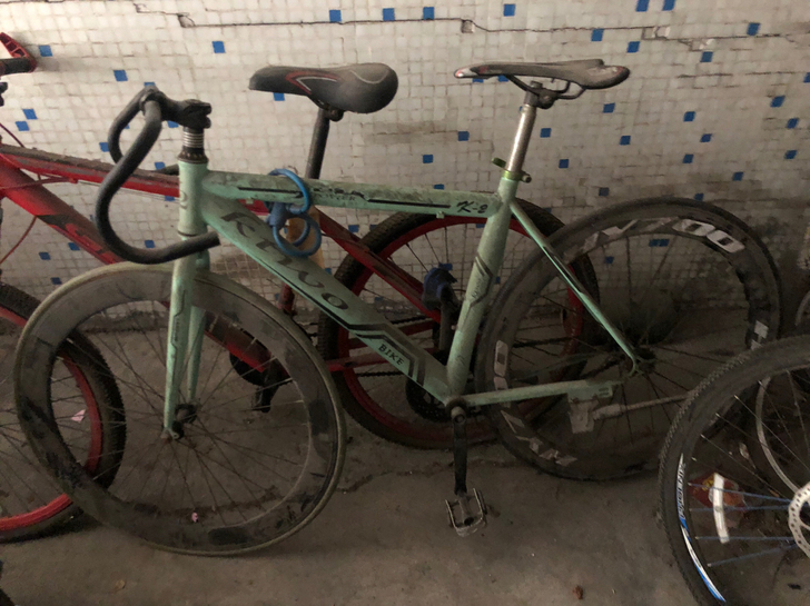 两辆捡漏超值自行车单车，一台是死飞，还有一...