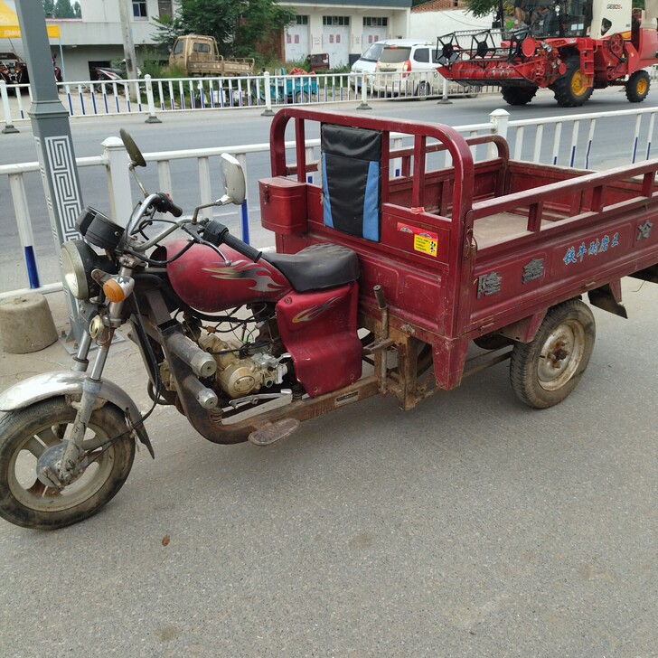 隆鑫三轮摩托车一辆  电打火一下着 没问题...