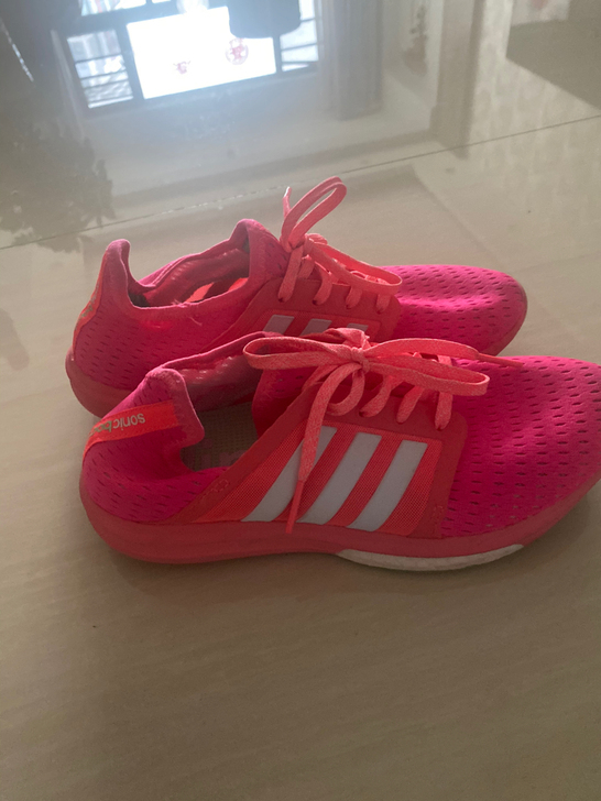 阿迪达斯跑步鞋,38码,原来买来健身,现在...