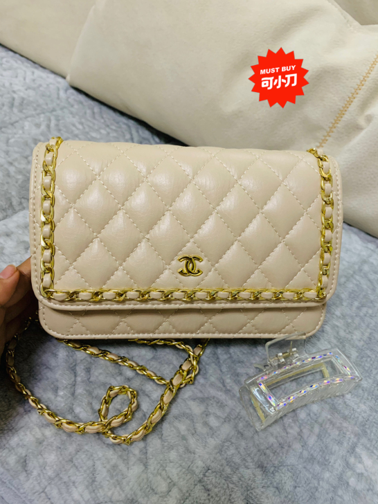 斜挎包九成新，背的少。图二大小对比