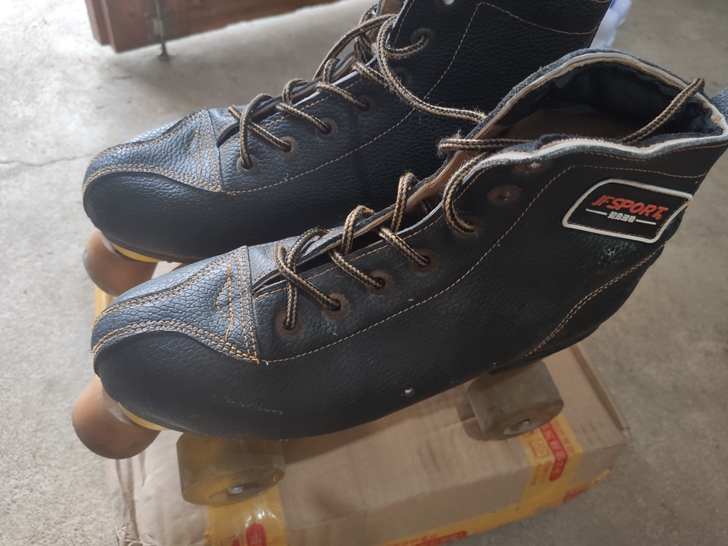 双排旱冰鞋，溜冰场剩下的，都没怎么穿过，有...