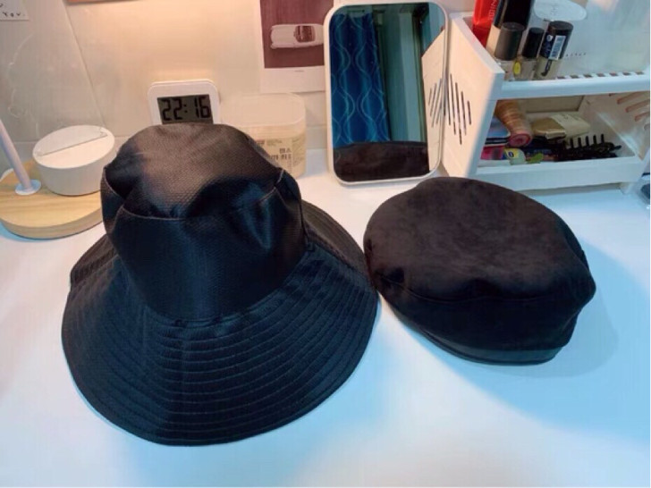 黑色帽子两个左边渔夫帽右边小贝雷帽 都是酷...