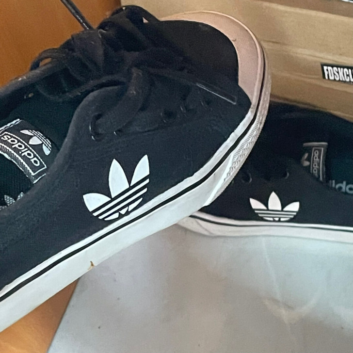 阿迪达斯经典款板鞋