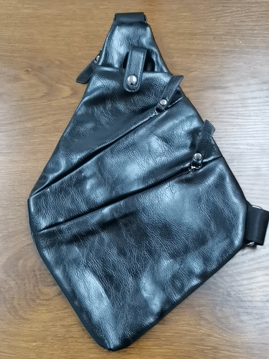 男士胸包全新，材质PU合成革，库存亏本清仓