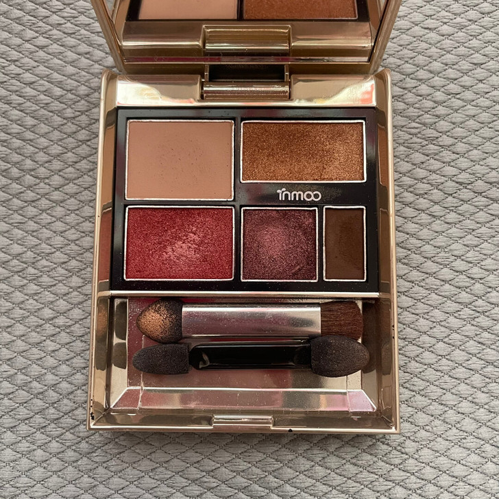 大学的时候随手买的一块眼影 打底色和眼线色...