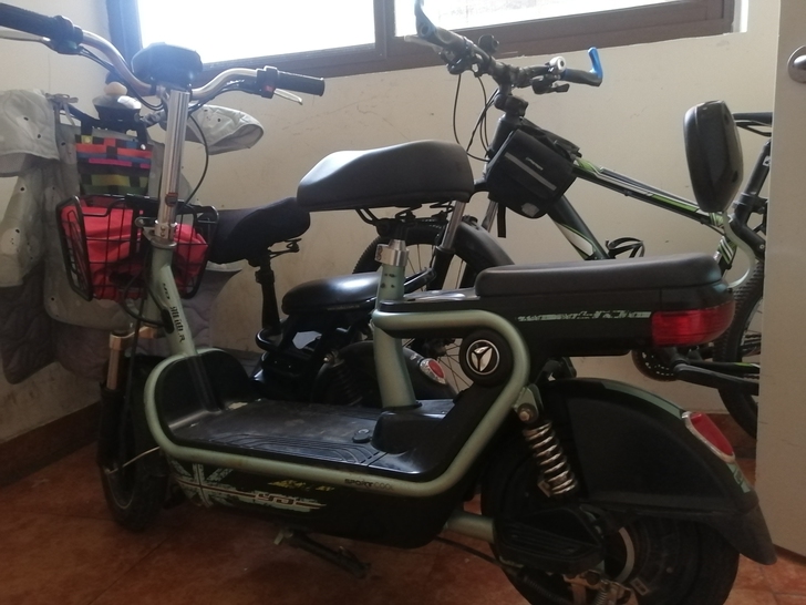 几乎全新的雅迪电动车电池不到一年续航30公...