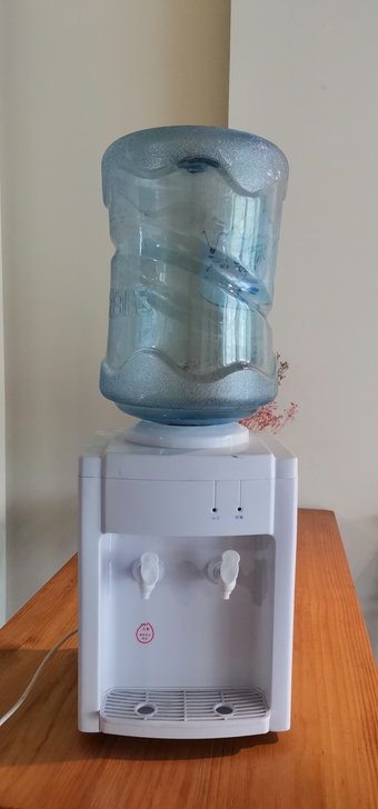 闲置台上饮水机，带个桶，50出不刀。照母山...