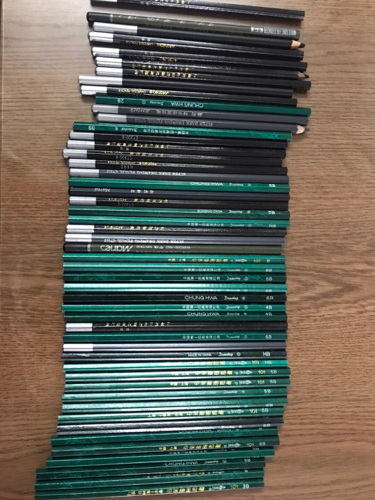 绘画铅笔，一共50根，各种型号的，25元出...