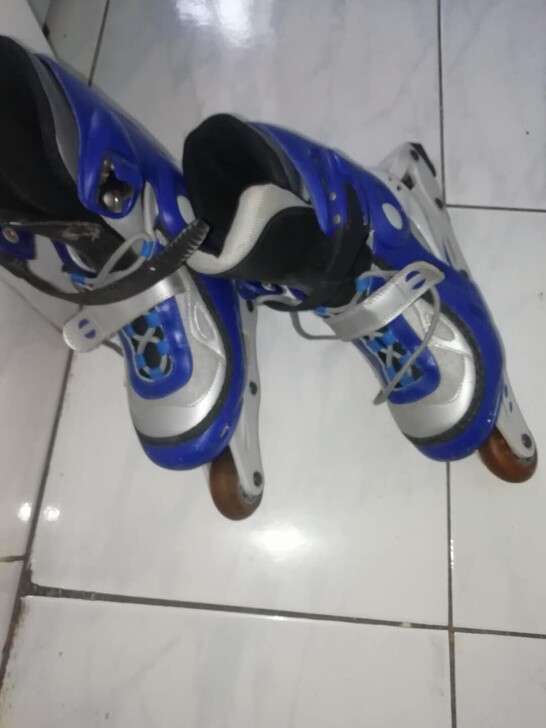 旱冰鞋，38号单排，可以正常玩耍，没玩几次...