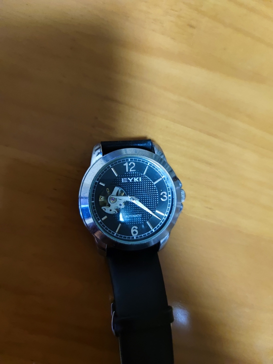 全自动机械腕表。