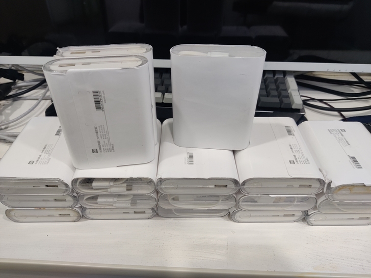 小米充电宝 10400毫安 无铅皮加重。纯...