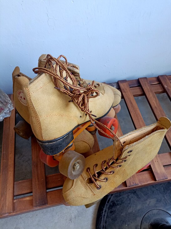 两双旱冰鞋40一双，35一双