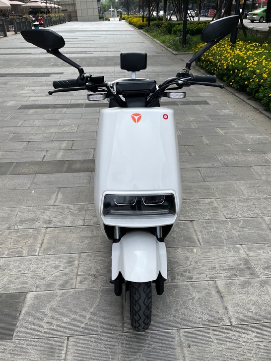 雅迪电动车 72V-35A电瓶车高配前碟刹。