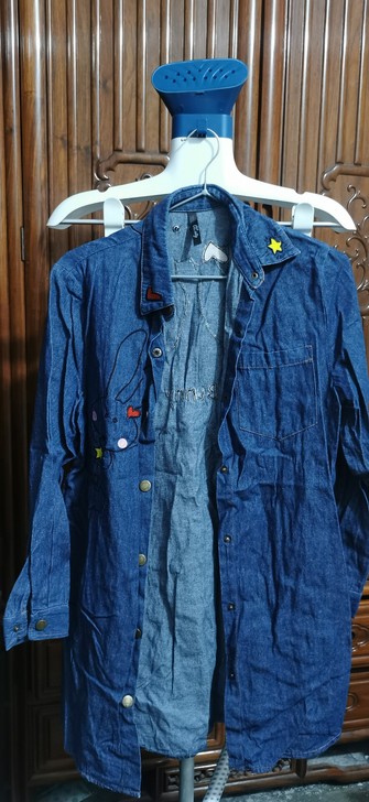 深蓝色长款牛仔衬衣，穿过一次，就是有点皱了...