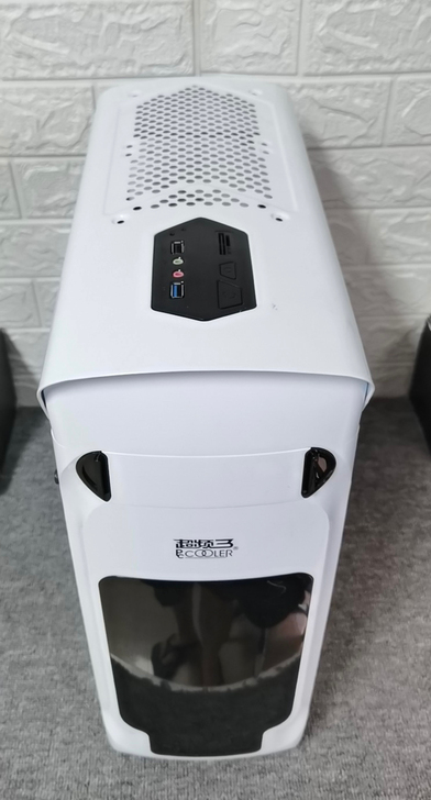 台式电脑主机一台，用着正常。8g内存，