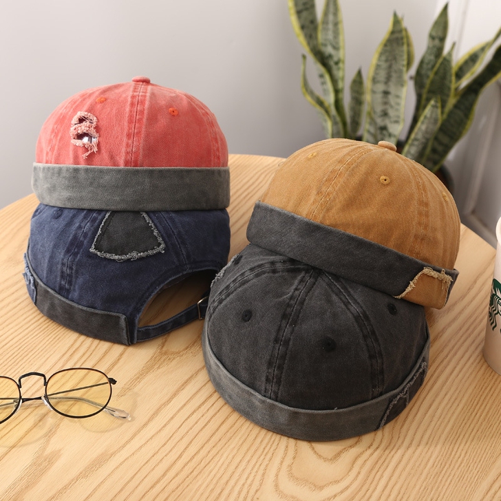 出两顶瓜皮帽，本人带着是在气质跟不上。。