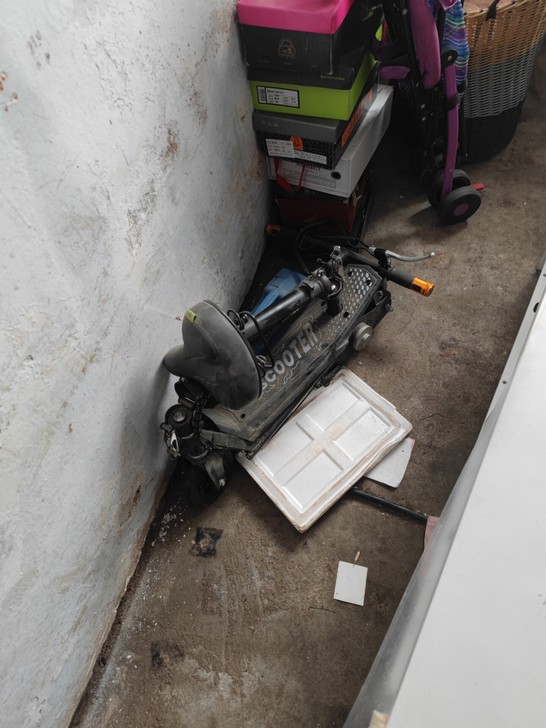 电动滑板车，充不进去电，插上充电器轱辘能转...