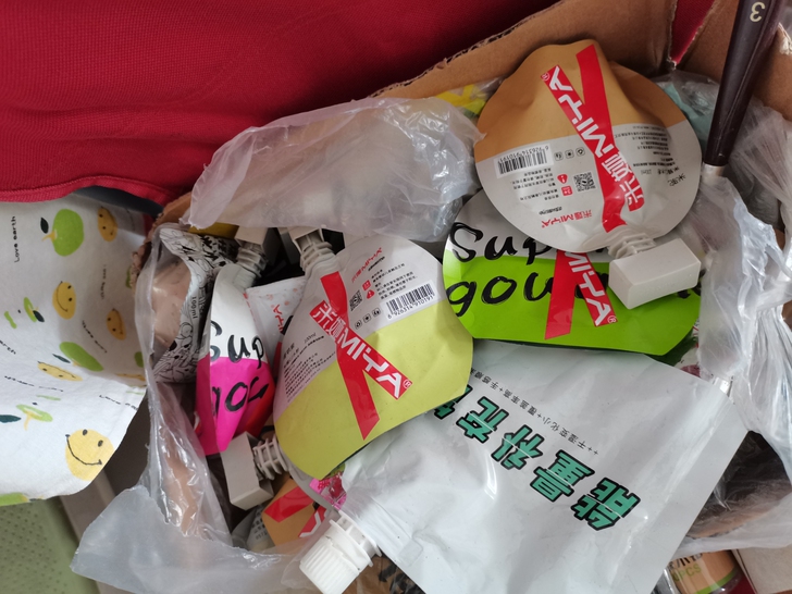 两个调色纸，一个调色板