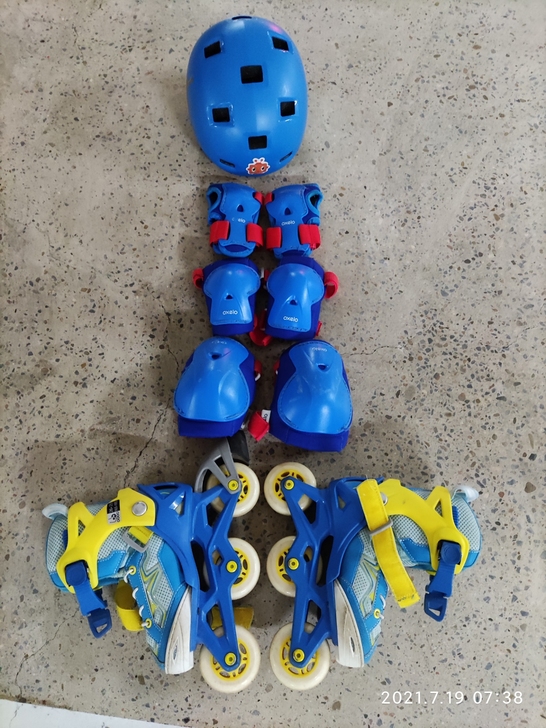 迪卡侬轮滑全套，孩子穿小了，帽子全新，护具...