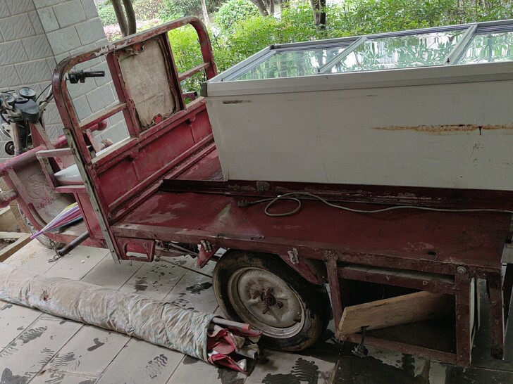 伊拉克成色电动三轮车一辆,