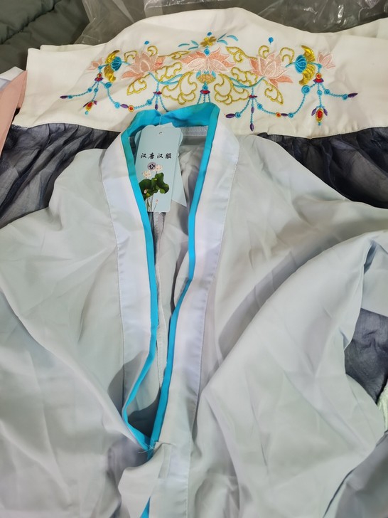 全新汉唐汉服，襦裙S码 朋友送的 不是很喜欢 吊牌都在的