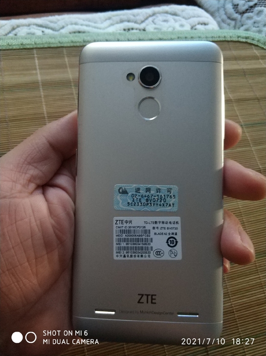 中兴手机，前期自用手机，外观如新无丝毫磕碰...