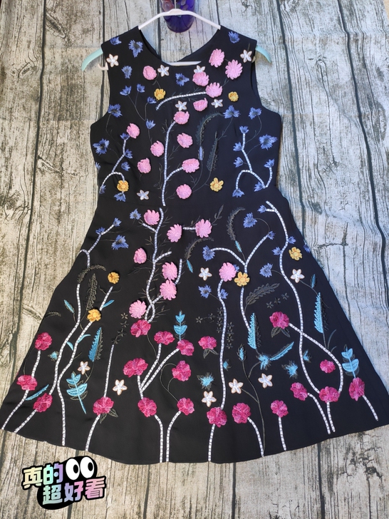 非常有味道的一款裙子。精美的立体绣花,摇曳...