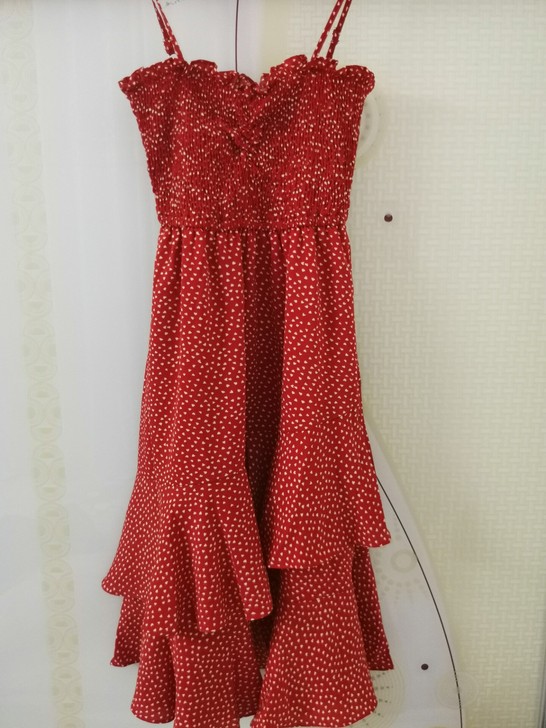 红色小吊带裙子!去年我们学校这边实体店买的...