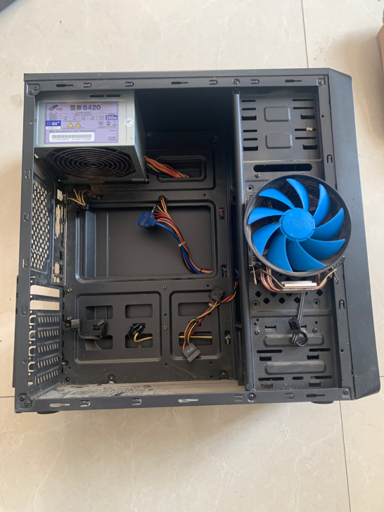 电脑机箱 旧机箱一个,带电源 带一个散热...