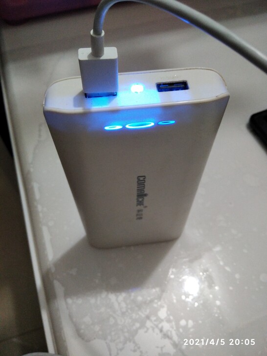 闲置转让科迈奇移动电源,八成新有自带小电筒...