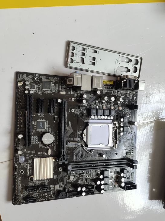 主板  华硕h110 -ss  包邮非偏远...