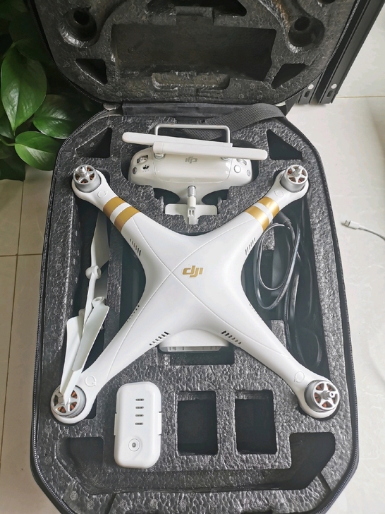 w4号大疆精灵3A标配,整体成色好,轻微磕...