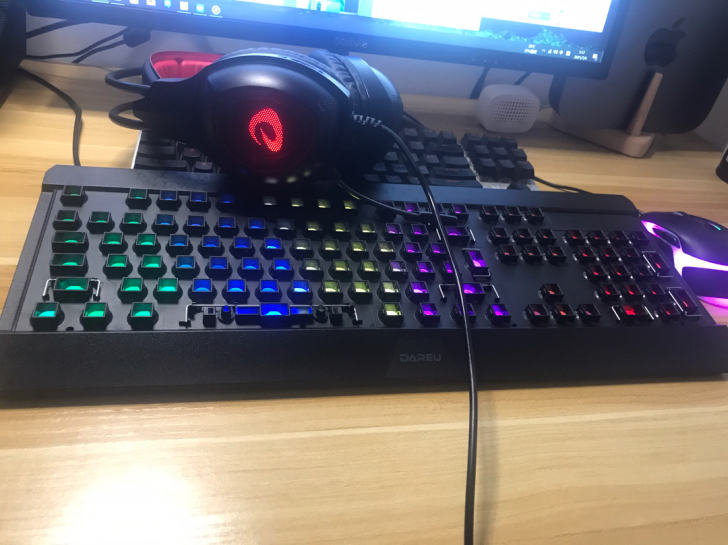 达尔优 有线键盘与耳机 有光效 成色见图