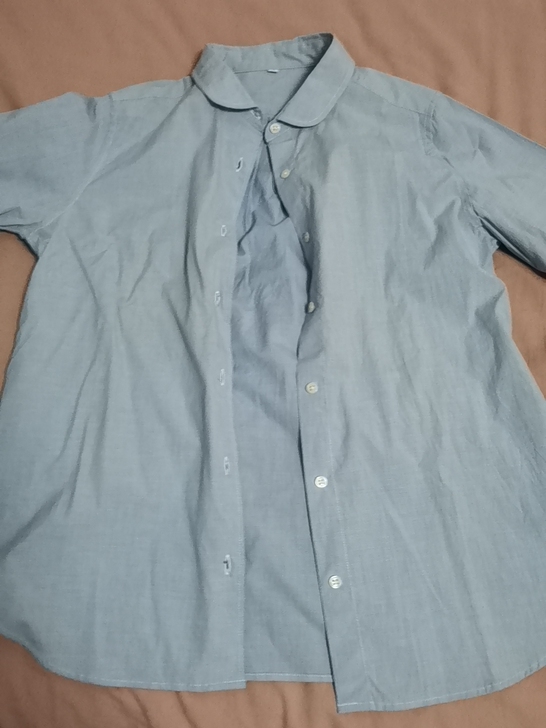 衬衫 没穿过几次 质量很好就是领口可能有一...