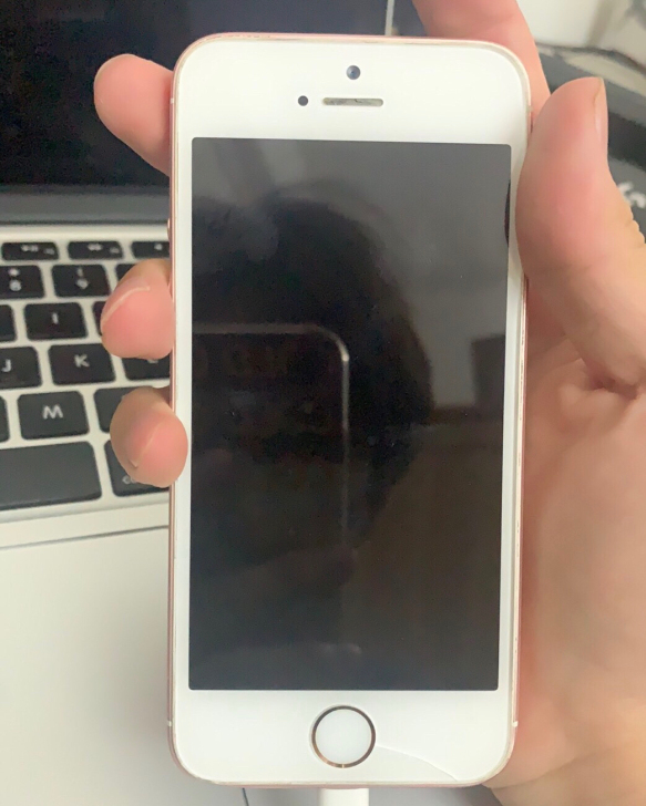 苹果se 美版有锁 32g 85新 电池效...