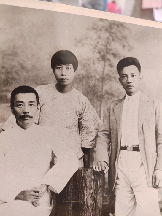 鲁迅，吴广平等相片一张，大十寸，背面有图书...