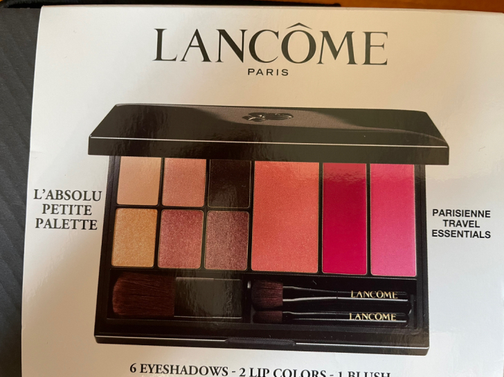 兰蔻彩妆盒子，眼影晒红唇，黑色部分话是眼线...