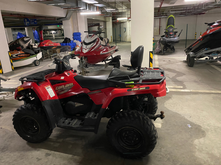 庞巴迪沙滩车400和650两台，放在地库，...