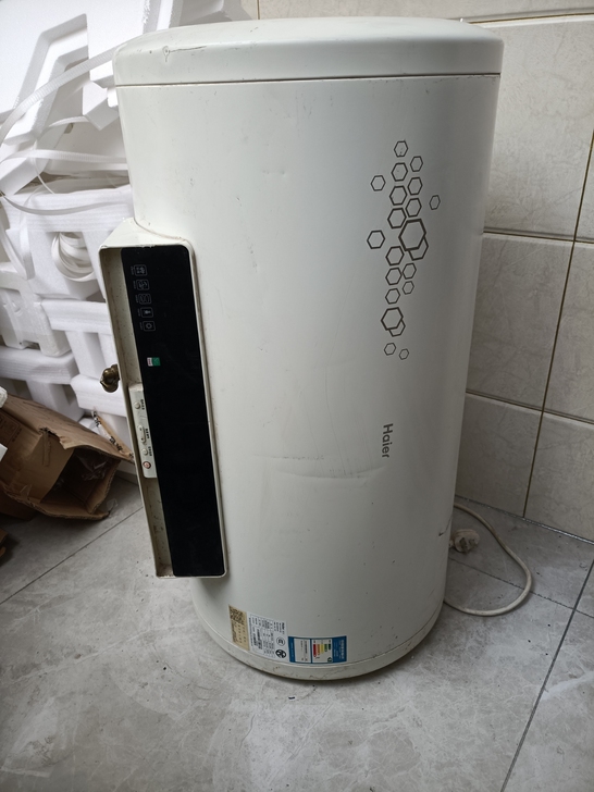 旧房装修，刚用三年的热水器出售。1级能耗。