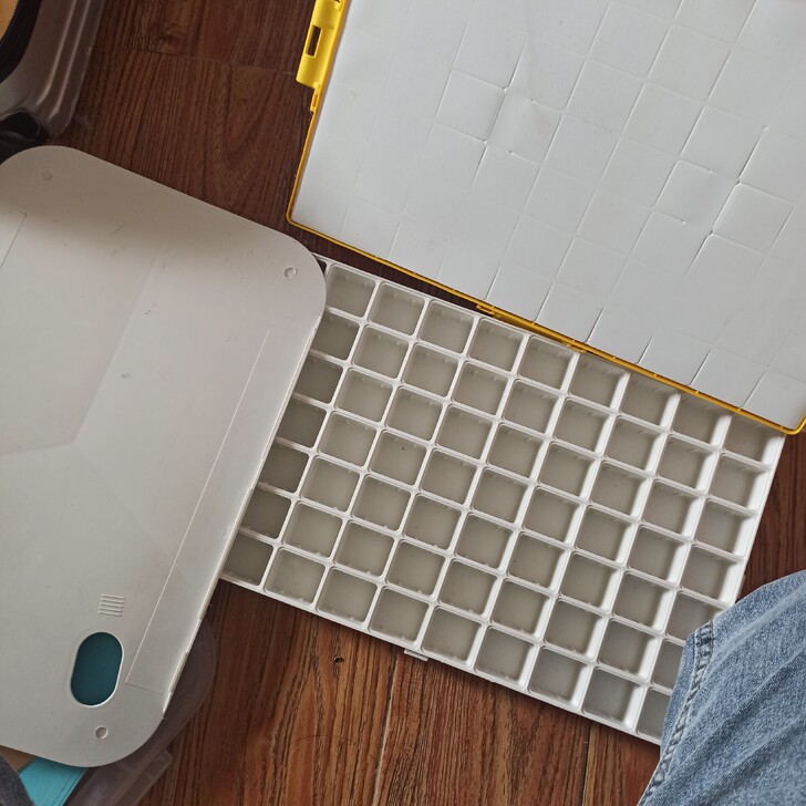 闲置颜料盒 全新 带一个调色盘好  16到...