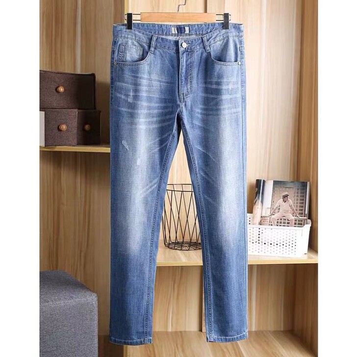 男士春夏薄款浅蓝色牛仔裤，修身直筒牛仔长裤子