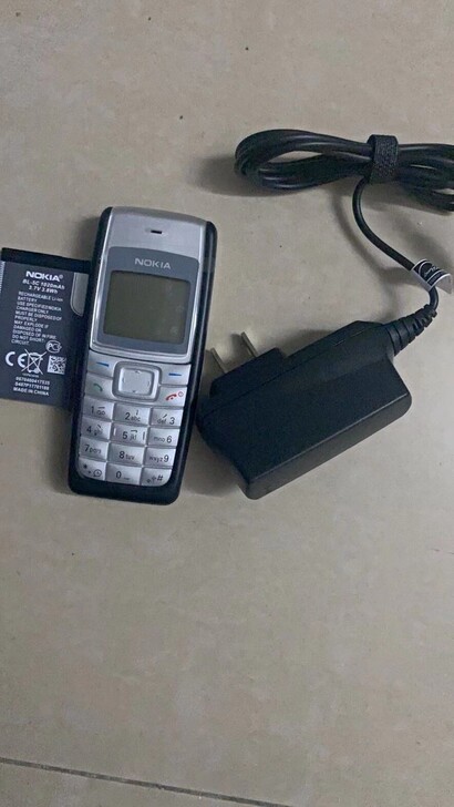 闲置一个诺基亚1100手机一次没用过包装完...
