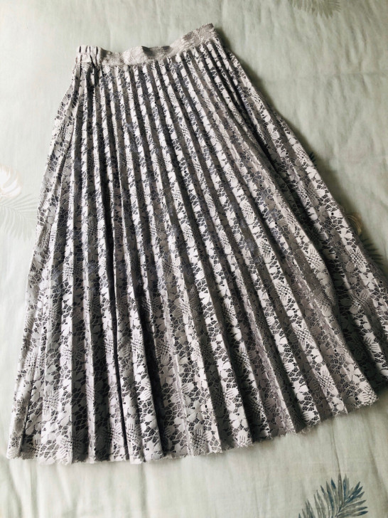 半身长裙,灰色的蕾丝裙,有内衬,不透,很好...