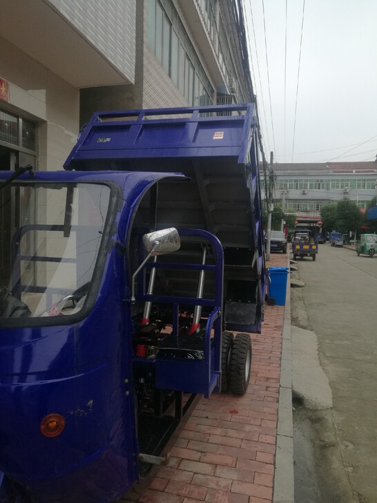 福田五星三轮车一辆,五星后四轮双顶自卸,车...