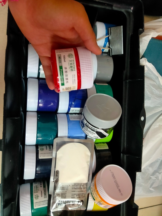 水粉，四十色，几乎全新，大部分是文萃的，送...