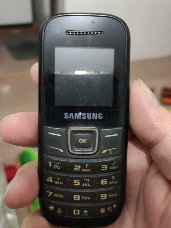 三星移动老人机，原装无拆无修，边框有磕碰，充电口盖子掉了，功