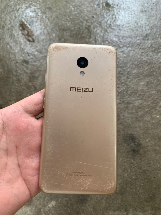 魅蓝5，2+16，正常使用，后盖乱花