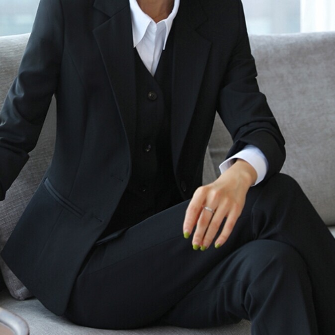 黑色正装女套装，较收身  外套+裤子+衬衣