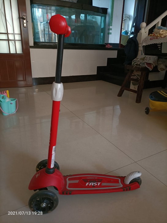 好孩子滑板车，这个红色的孩子不喜欢，家里还...