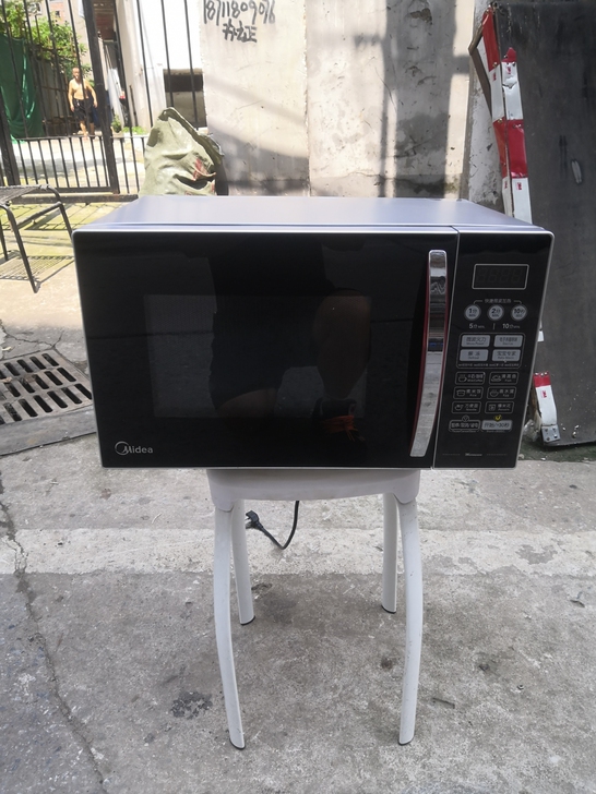 美的微波炉，层色如图，基本全新，买回来用过...